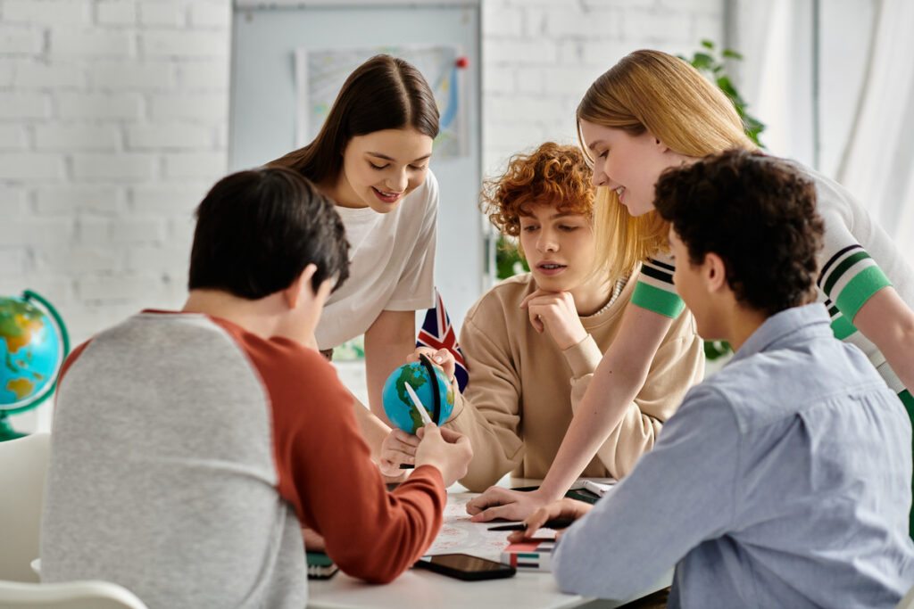 Счастливые друзья играют в карты и веселятся вместе