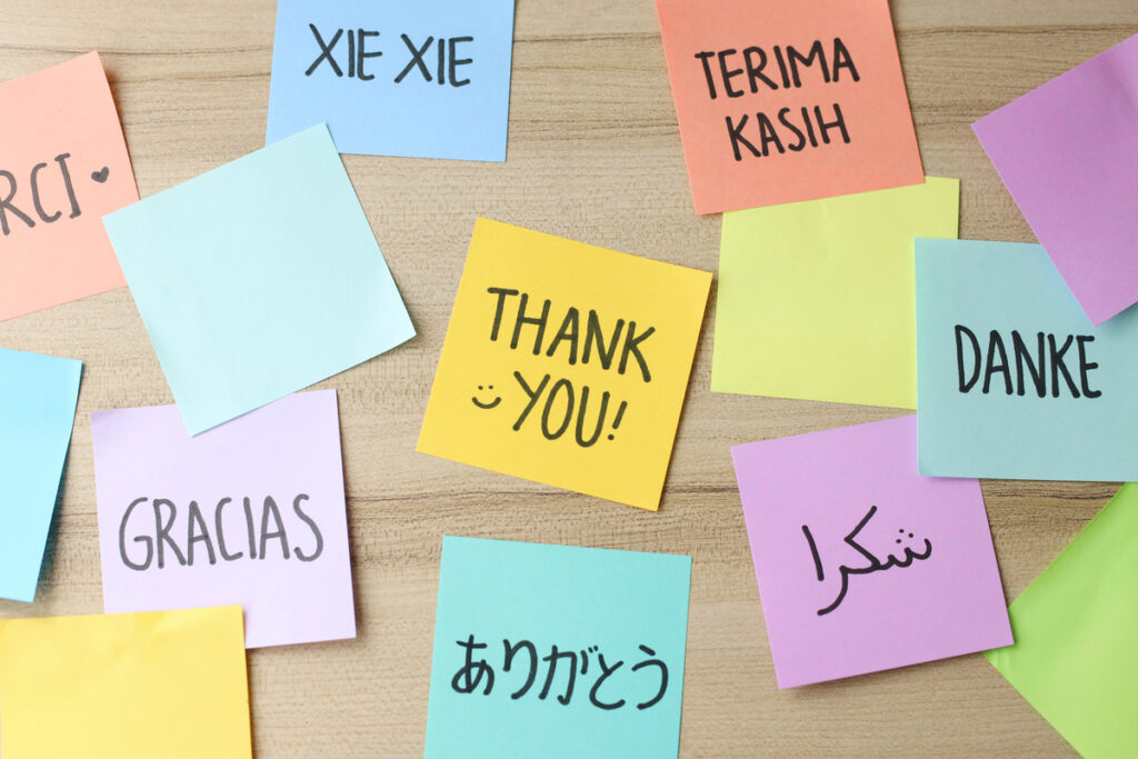 Слова благодарности на разных языках, написанные на красочных стикерах