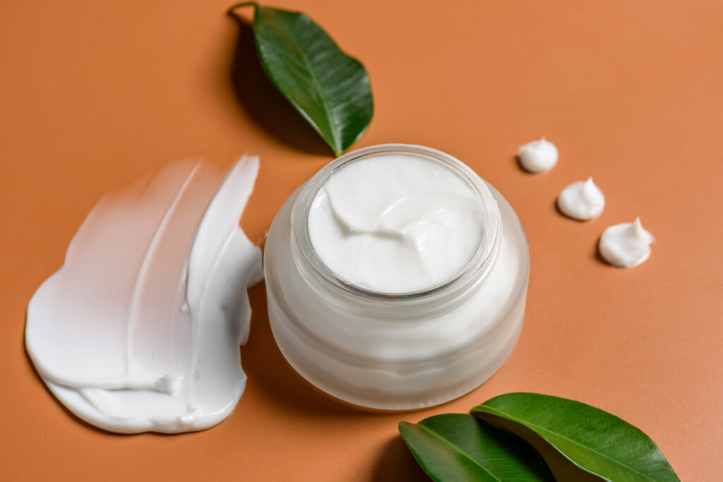 Стеклянная банка с кремом для кожи