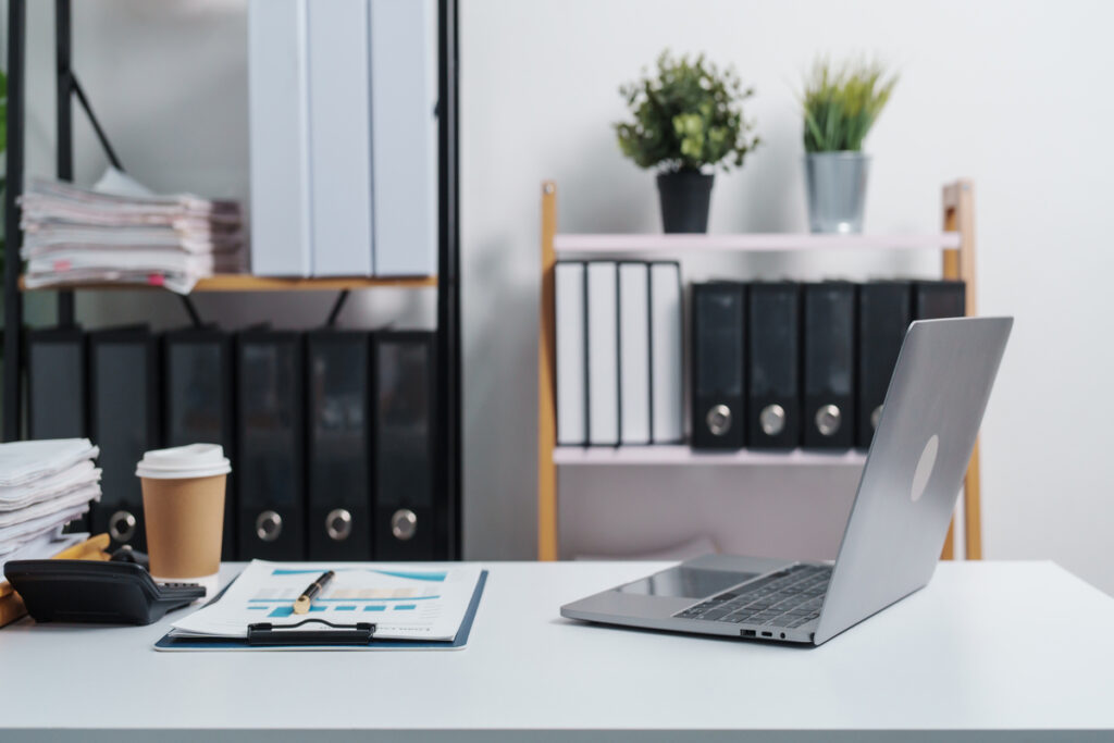 Стильное рабочее пространство с ноутбуком