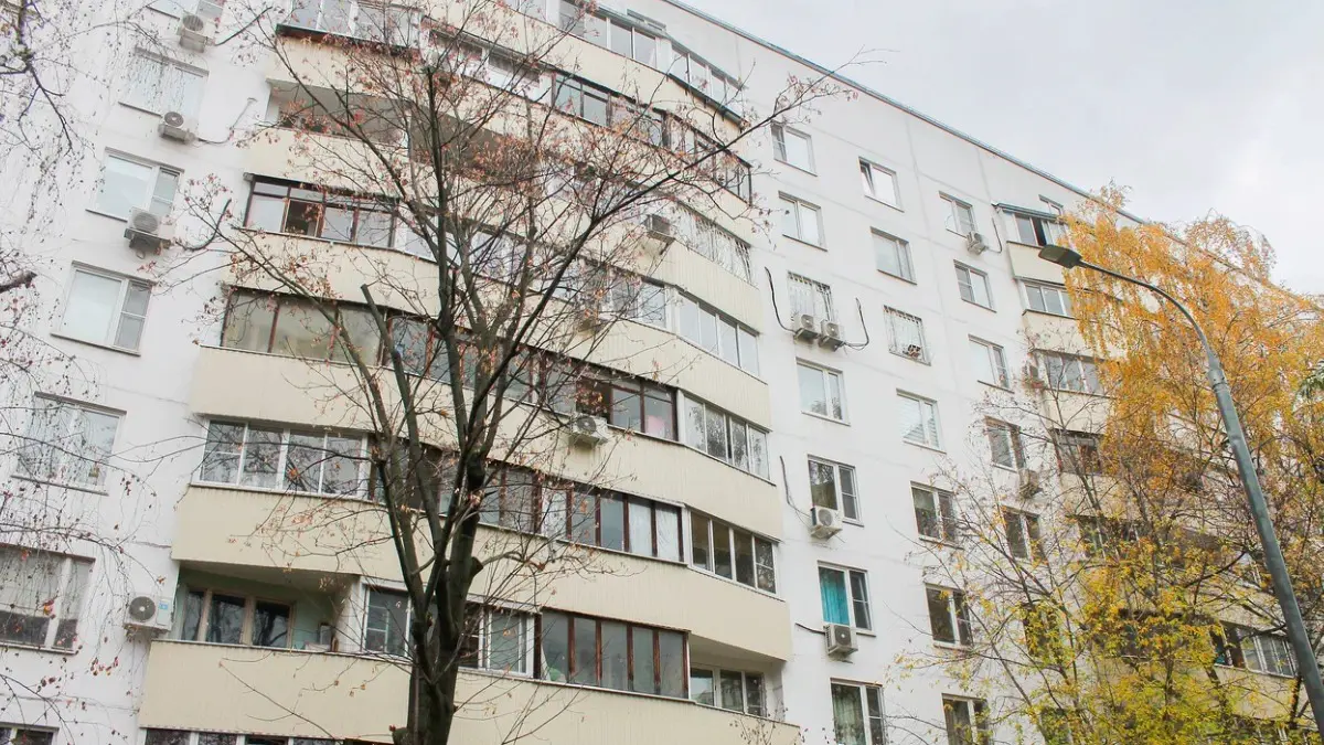 В жилом доме в районе Басманный в 2025 году завершили замену лифтового оборудования с расширением дверных проемов