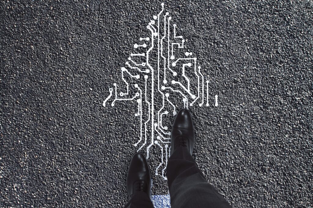 Вид сверху на ноги человека, стоящего на абстрактной схеме