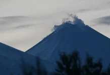 vulkan bezymyannyj na kamchatke nachal izverzhenie i udivil zritelej-missionary-su-0
