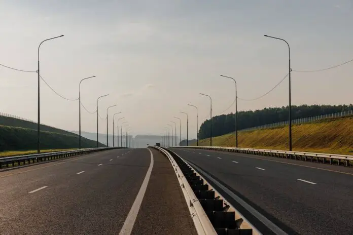 Денис Паслер сообщил о ремонте дорог в Свердловской области в 2025 году-0