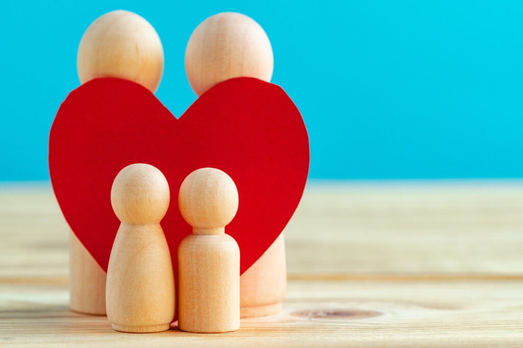 Деревянные фигурки людей с сердечком