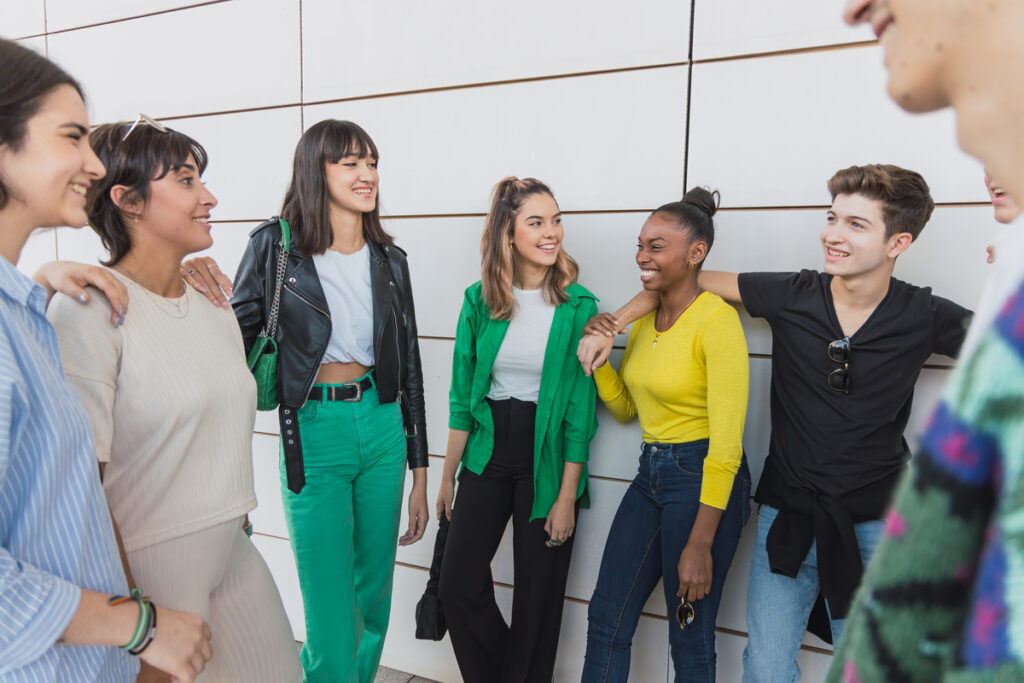 Группа друзей, стоящих у офисного здания