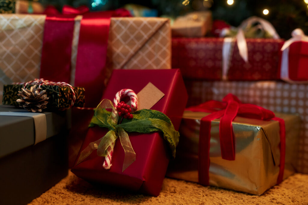 Крупный план красочных рождественских подарков