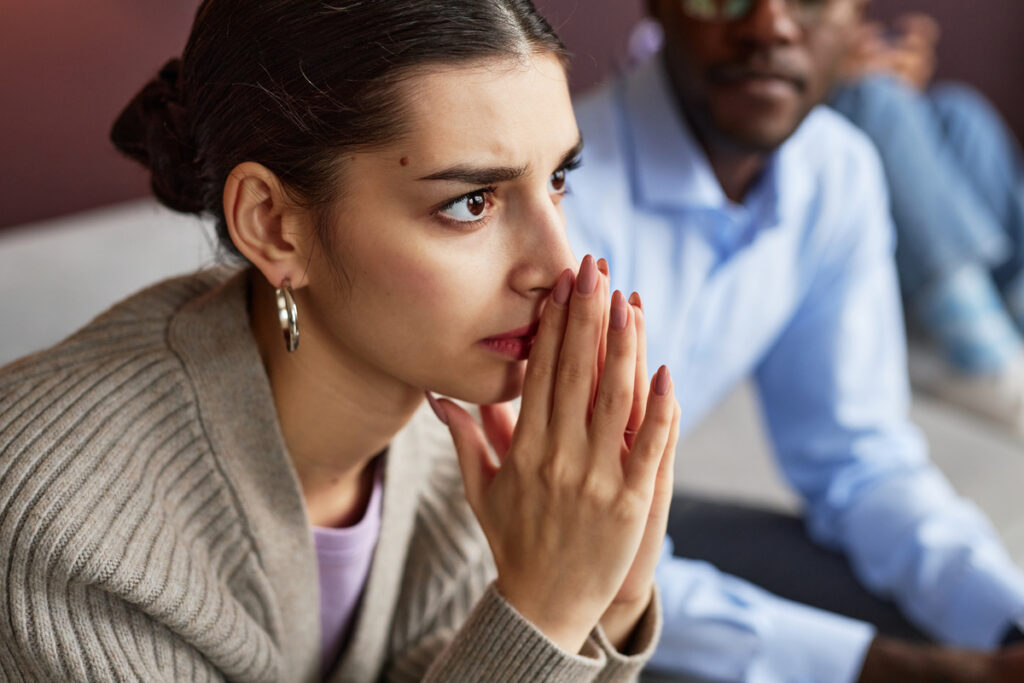 Напряжённая девушка внимательно слушает