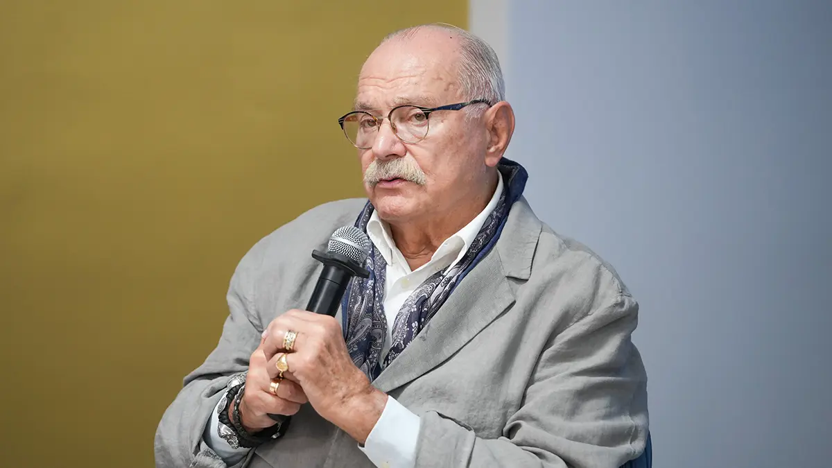 «Как я буду выглядеть?»: Михалков высказался о человеке, облившем Путина вином