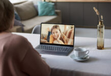Цифровые отношения: выживание, адаптация и умение отпускать Подруги общаются по видеосвязи