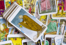 Таро как тренд: от эзотерики к массовой культуре Разнообразные карты таро, разбросанные по столу