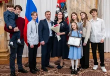 Сергей Собянин в Москве наградил Орденом героев семьи Дубининых и Сазоновых sergej sobyanin v moskve nagradil ordenom geroev semi dubininyh i sazonovyh-missionary-su-0