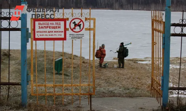 Специалисты МЧС предпринимают важные шаги для спасения человека под льдом-0