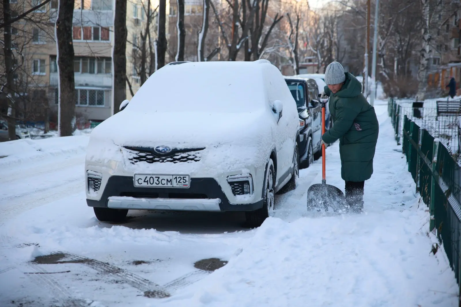 Владивосток встретил первый снег, с улыбкой отмечая приход зимы-0
