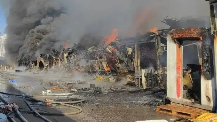 РЕН ТВ: Два человека пострадали при пожаре на рынке в Солнечногорске