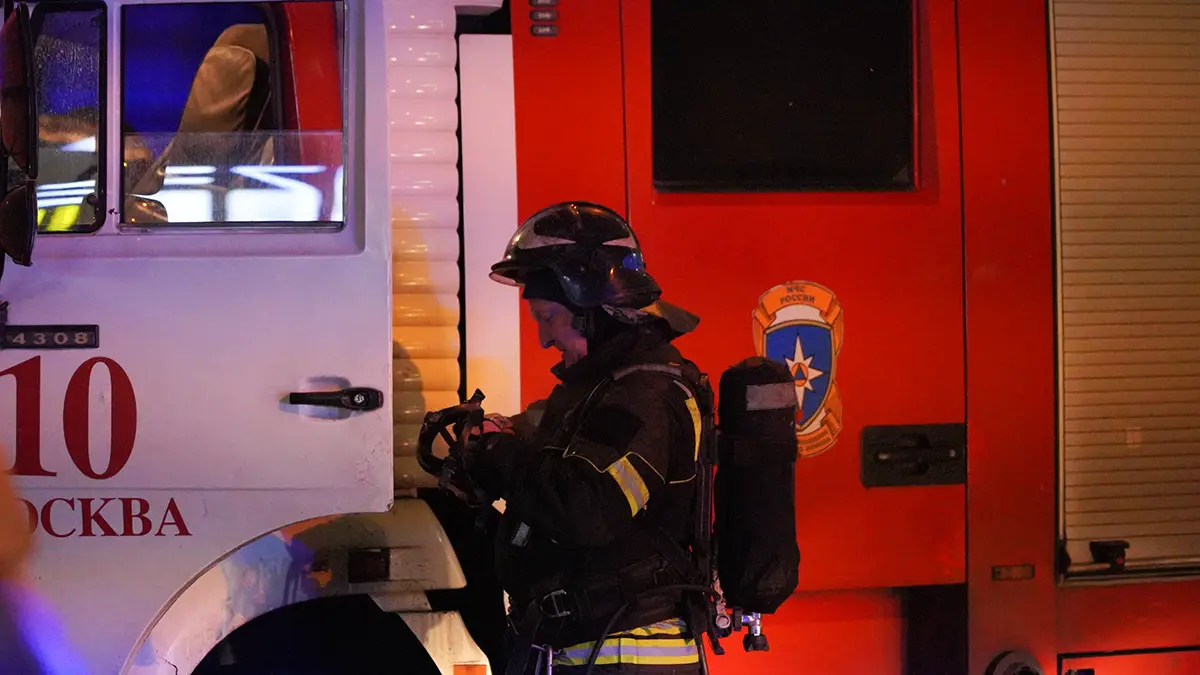 СМИ: Два человека погибли при пожаре в жилой многоэтажке в Зеленограде