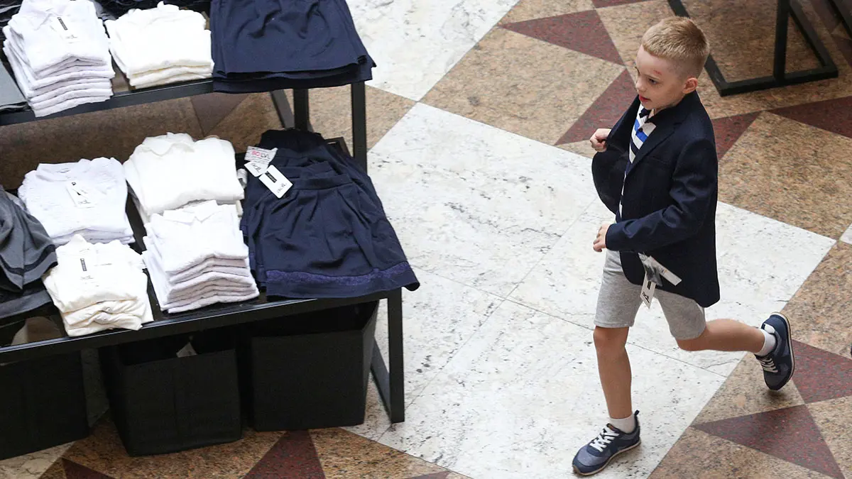 Специалисты Роскачества обнаружили нарушения в синтетических школьных брюках