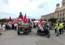 bessmertnyj polk v vene pochtil den pobedy i sovetskih soldat-missionary-su-0