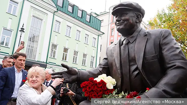 В Москве открыли памятник Юрию Лужкову