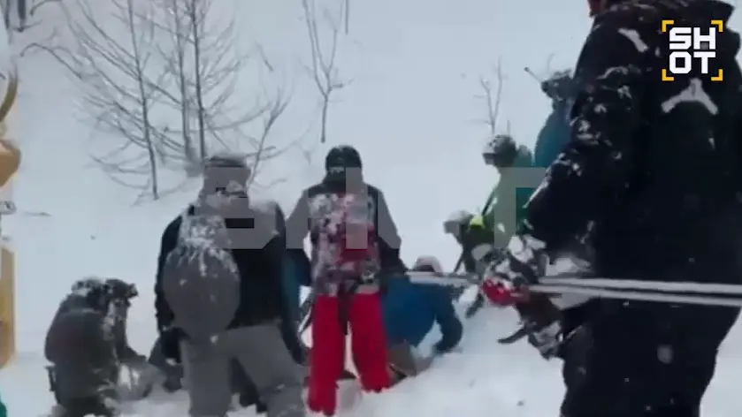 Девочку и ее отца накрыло снежной лавиной в «Красной Поляне» в Сочи