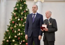 Денис Паслер чествует героев труда в Свердловской области, гордясь кадрами Синарского трубного завода denis pasler chestvuet geroev truda v sverdlovskoj oblasti gordyas kadrami sinarskogo trubnogo zavoda-gazetart-ru-0