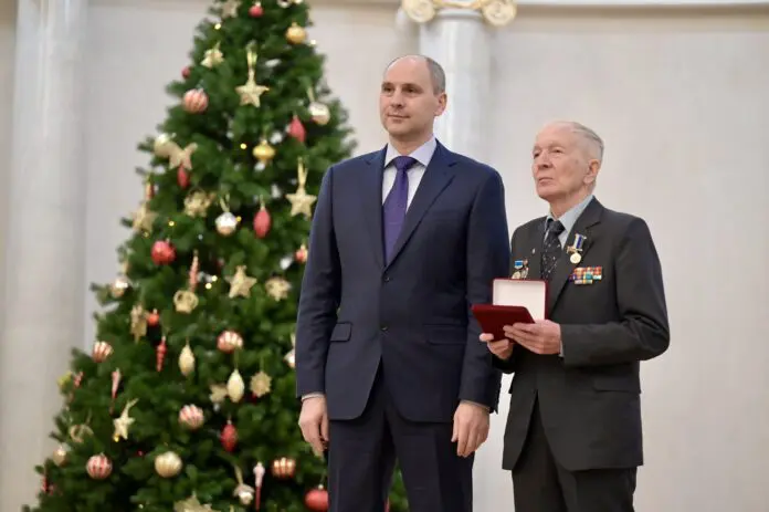 Денис Паслер чествует героев труда в Свердловской области, гордясь кадрами Синарского трубного завода-0