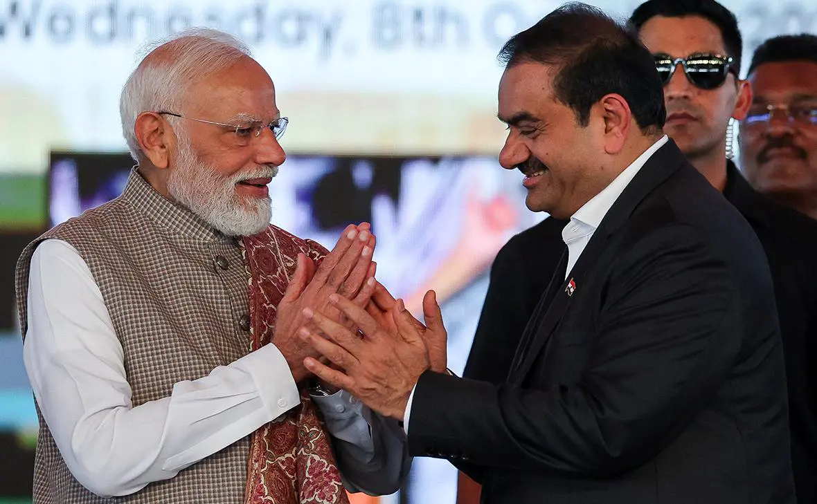 Нарендра Моди и Гаутам Адани (слева направо) (Francis Mascarenhas / Reuters)