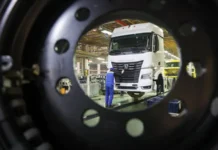 КАМАЗ возвращается к стандартному рабочему графику с ноября kamaz vozvrashhaetsya k standartnomu rabochemu grafiku s noyabrya-gazetart-ru-0