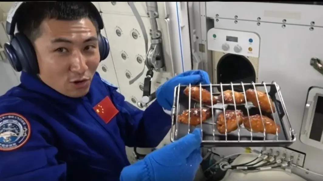 Китайские космонавты впервые приготовили барбекю на орбите