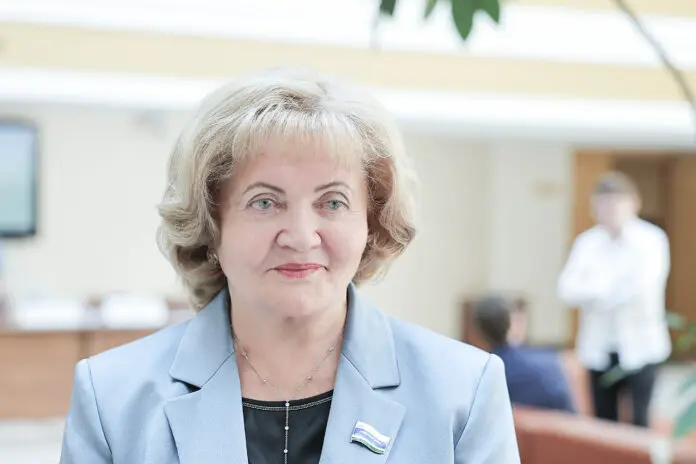 Людмила Бабушкина подготовила поздравление ко Дню Конституции России-0