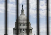 Майк Джонсон считает, что демократы довели шатдаун США до пика majk dzhonson schitaet chto demokraty doveli shatdaun ssha do pika-gazetart-ru-0