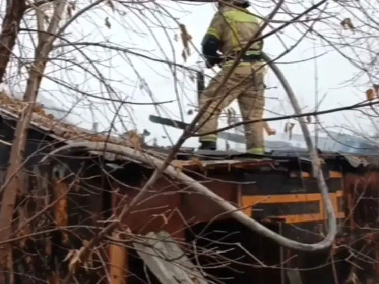 В Кургане спасатели потушили горящую баню