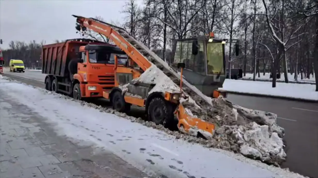 Городские службы продолжают очищать дороги от снега после снегопада