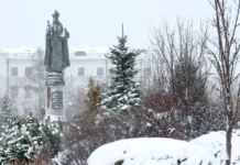 Москва встретит Новый год с рекордными морозами и снежными сугробами moskva vstretit novyj god s rekordnymi morozami i snezhnymi sugrobami-gazetart-ru-0