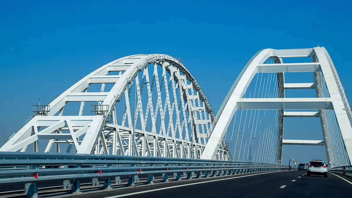 СМИ: Водители электрокаров получили первые штрафы за проезд по Крымскому мосту