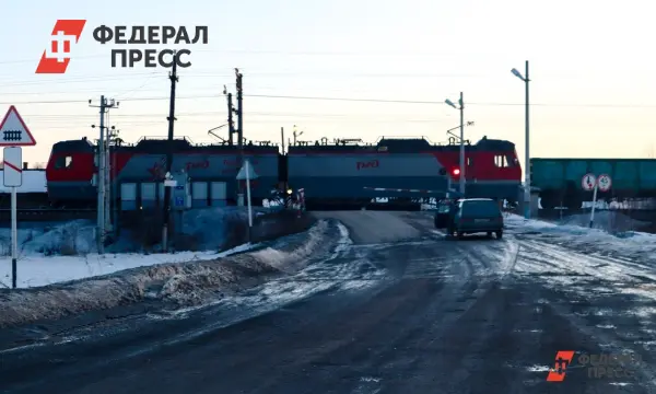 Пригородный поезд столкнулся с мусоровозом в Челябинске-0