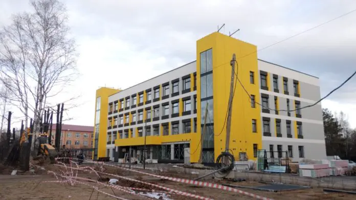 Серов ускоряет обновление медицины с Татьяной Савиновой и Василием Сизиковым-0