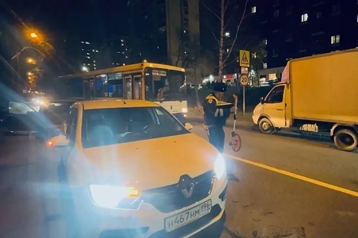 В Екатеринбурге 7-летний ребенок пострадал в ДТП с Renault Logan-0