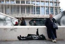 В Лондоне появилась яркая новая фреска Бэнкси, вдохновляющая город v londone poyavilas yarkaya novaya freska benksi vdohnovlyayushhaya gorod-gazetart-ru-0