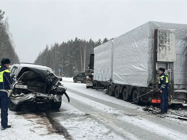 12-летняя девочка пострадала в ДТП с грузовиком на свердловской дороге