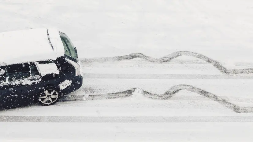 Автоэксперт: в снегопад не стоит сильно полагаться на электронные системы машины
