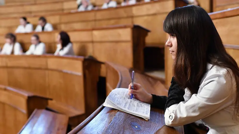 «Не отработка — обычная работа под руководством наставника»: в 2026 году в России вступит в силу новый закон для врачей