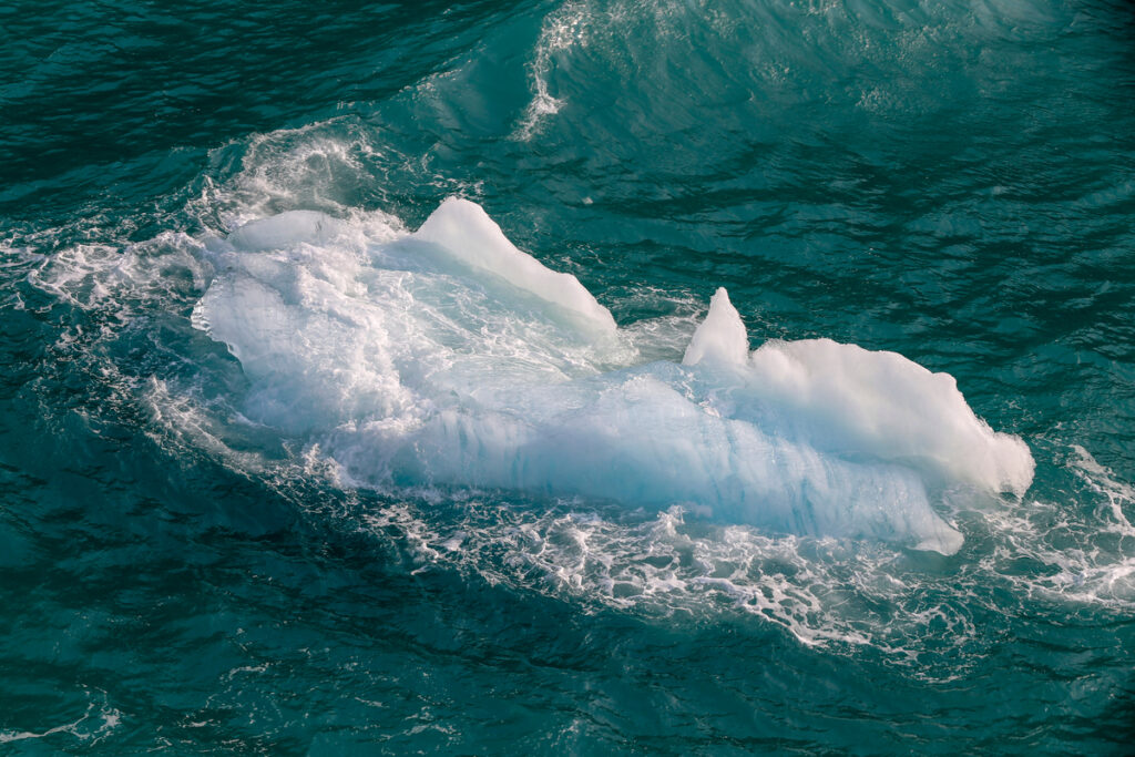 Айсберг в океане
