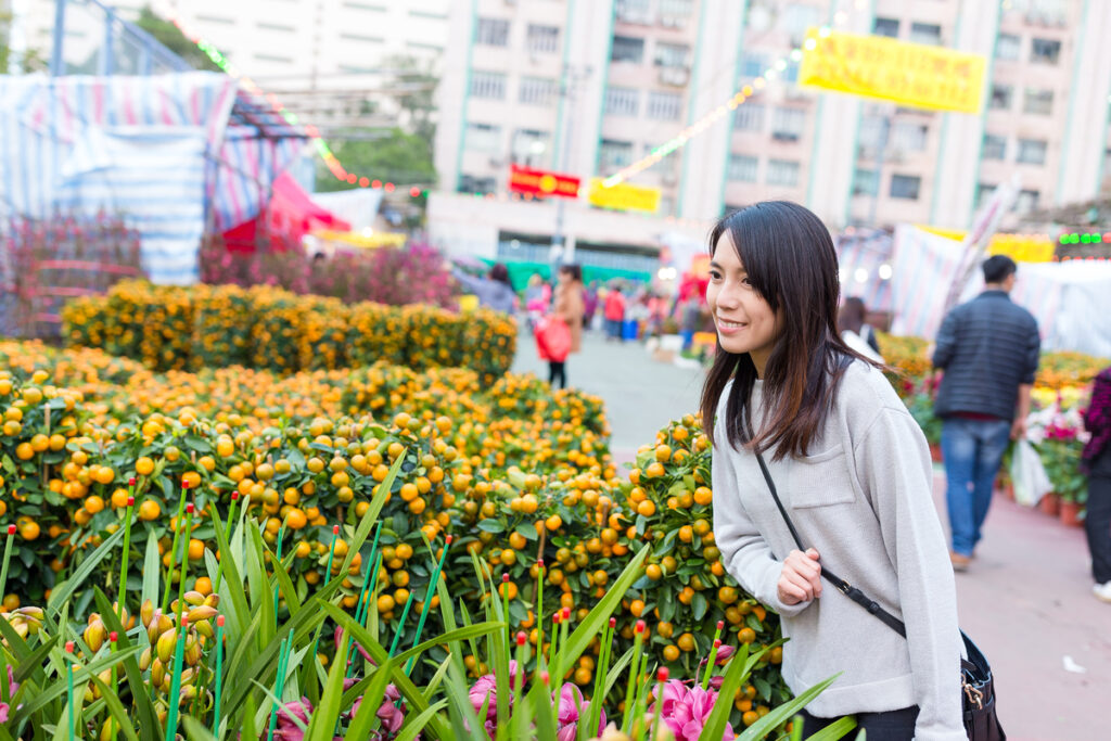 Азиатская женщина выбирает цветы
