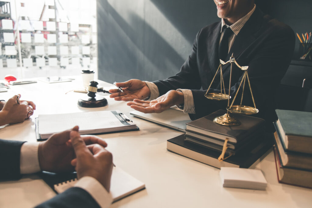 Бизнесмен и юрист обсуждают контрактный документ