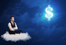 Обещания криптовалют: что изменилось на самом деле Бизнесмен сидит на белом пушистом облаке и думает о деньгах