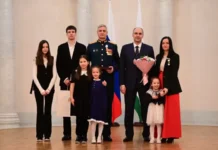 Денис Паслер наградил семьи Первушиных, Пушкарёвых, героев Свердловской области denis pasler nagradil semi pervushinyh pushkaryovyh geroev sverdlovskoj oblasti-gazetart-ru-0