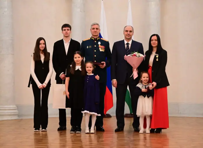 Денис Паслер наградил семьи Первушиных, Пушкарёвых, героев Свердловской области-0