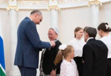 Денис Паслер вручил награды «Совет да любовь» и «Материнская доблесть» denis pasler vruchil nagrady sovet da lyubov i materinskaya doblest-gazetart-ru-0