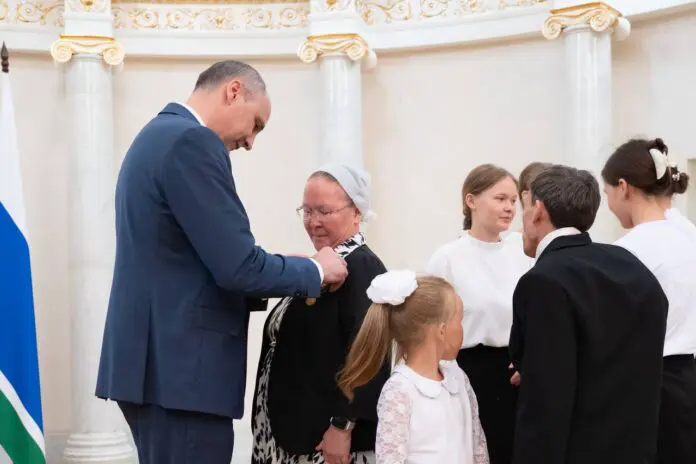 Денис Паслер вручил награды «Совет да любовь» и «Материнская доблесть»-0